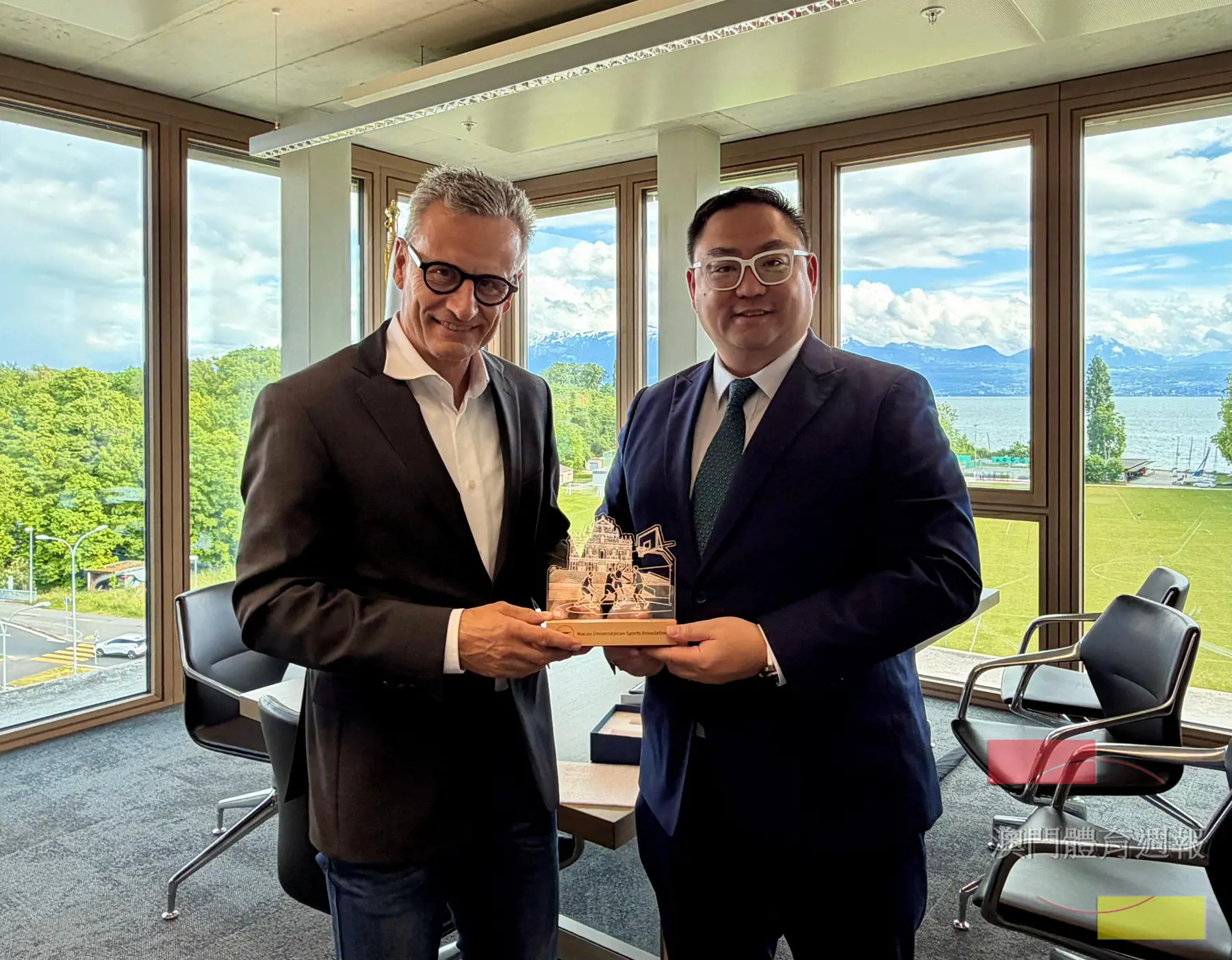FISU總裁兼秘書長Matthias Remund及澳門專上學生聯會主席老傑龍合約互換及致送紀念品.jpg